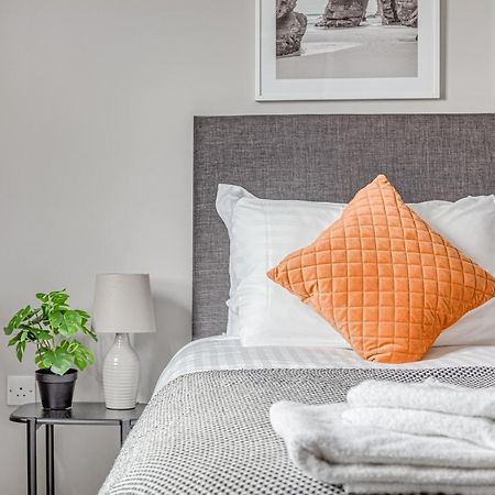 Contemporary 2 Bedroom Apt, Town Centre By Tent Serviced Apartments Chertsey Bagian luar foto