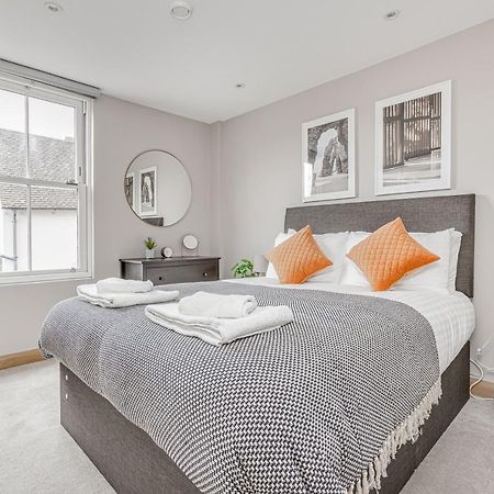 Contemporary 2 Bedroom Apt, Town Centre By Tent Serviced Apartments Chertsey Bagian luar foto