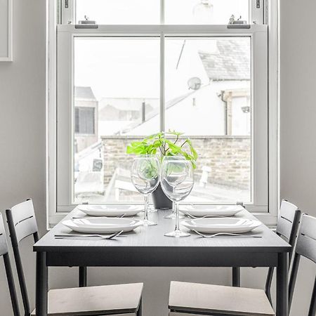 Contemporary 2 Bedroom Apt, Town Centre By Tent Serviced Apartments Chertsey Bagian luar foto