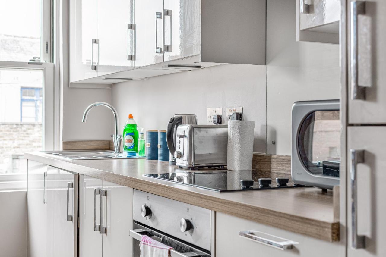 Contemporary 2 Bedroom Apt, Town Centre By Tent Serviced Apartments Chertsey Bagian luar foto