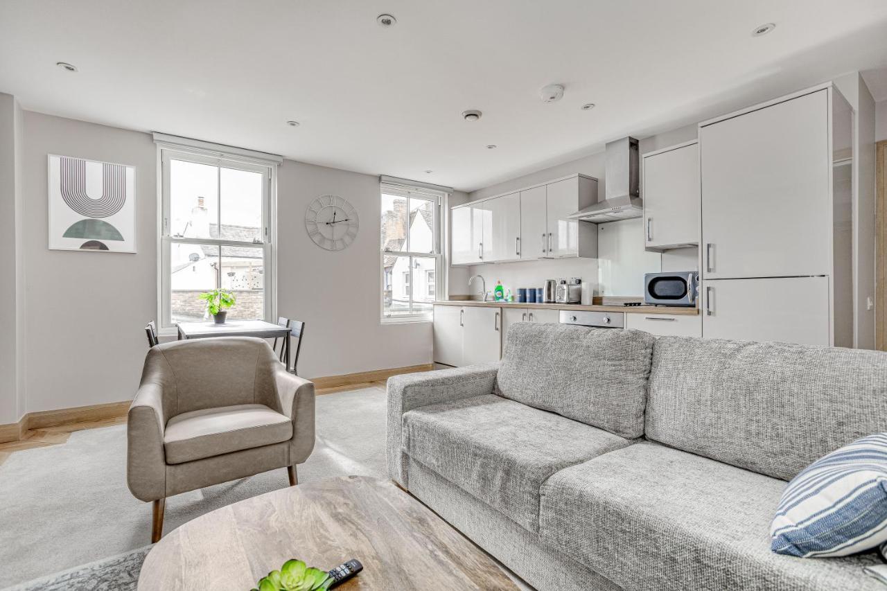 Contemporary 2 Bedroom Apt, Town Centre By Tent Serviced Apartments Chertsey Bagian luar foto
