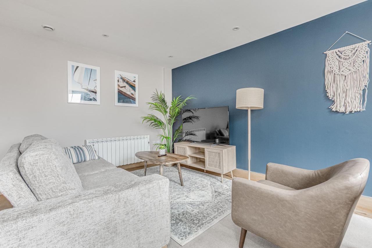 Contemporary 2 Bedroom Apt, Town Centre By Tent Serviced Apartments Chertsey Bagian luar foto