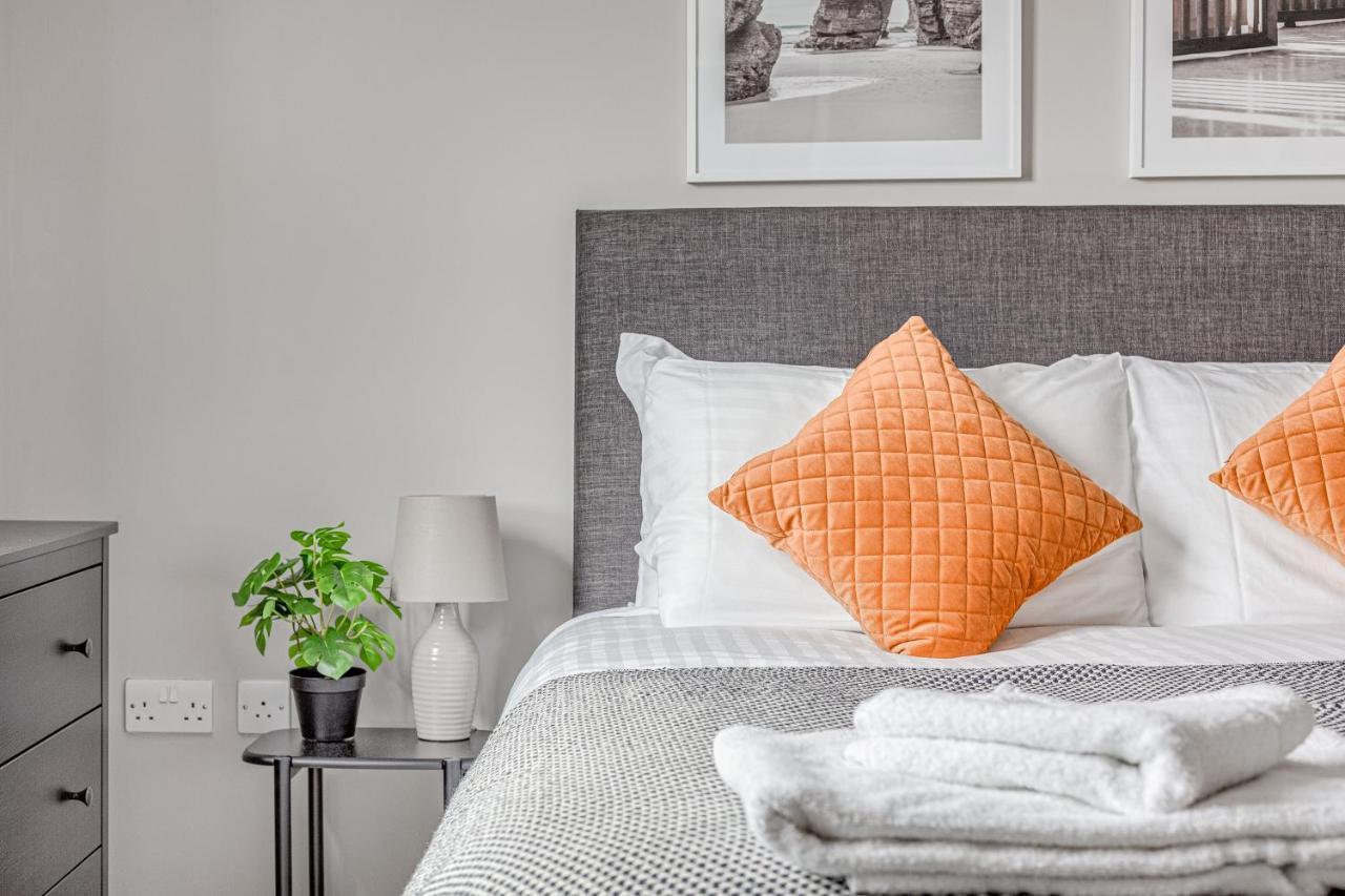 Contemporary 2 Bedroom Apt, Town Centre By Tent Serviced Apartments Chertsey Bagian luar foto
