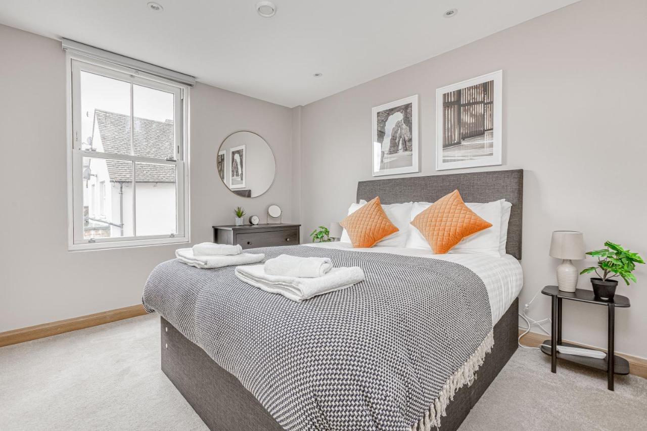 Contemporary 2 Bedroom Apt, Town Centre By Tent Serviced Apartments Chertsey Bagian luar foto