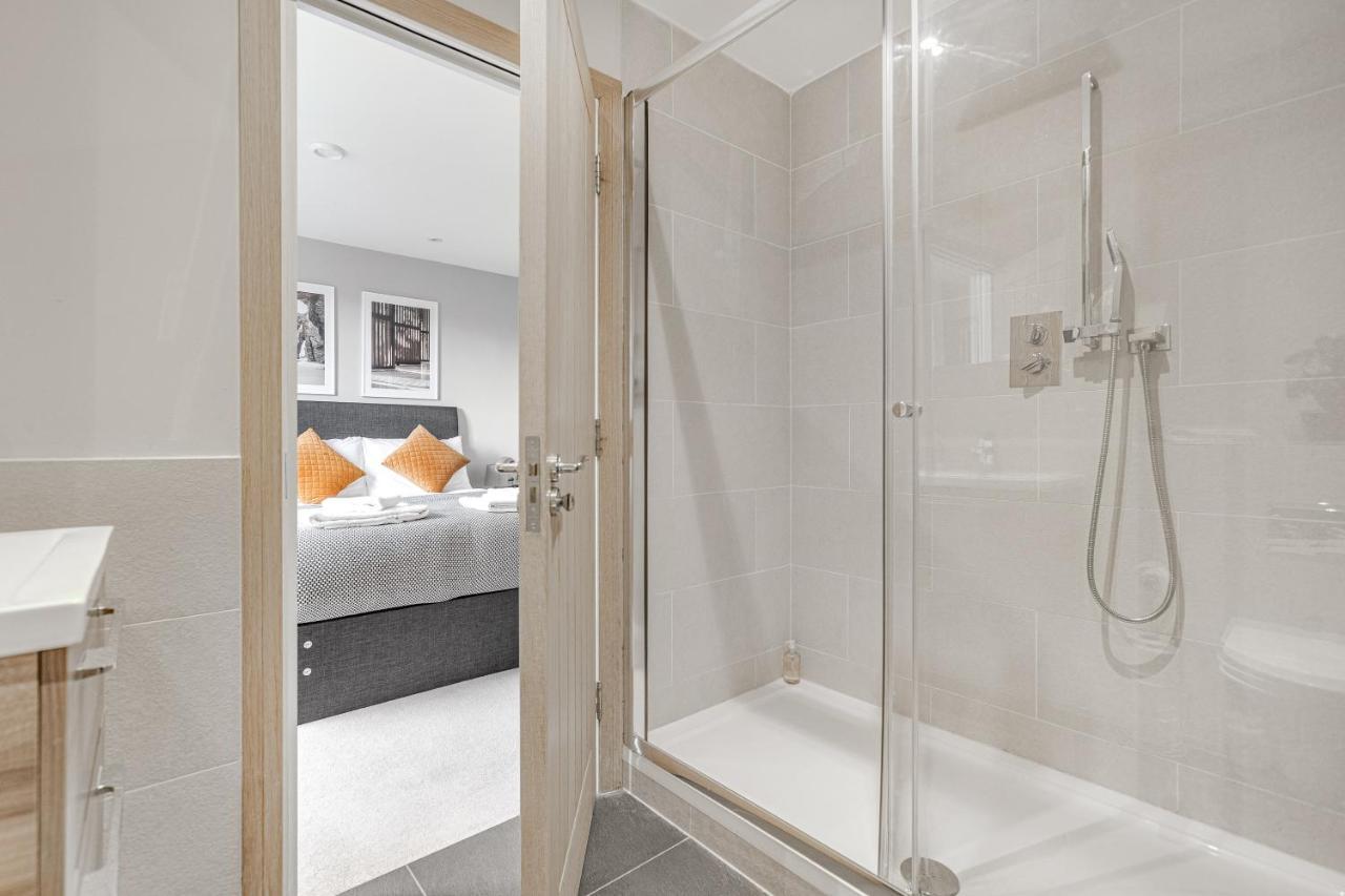 Contemporary 2 Bedroom Apt, Town Centre By Tent Serviced Apartments Chertsey Bagian luar foto