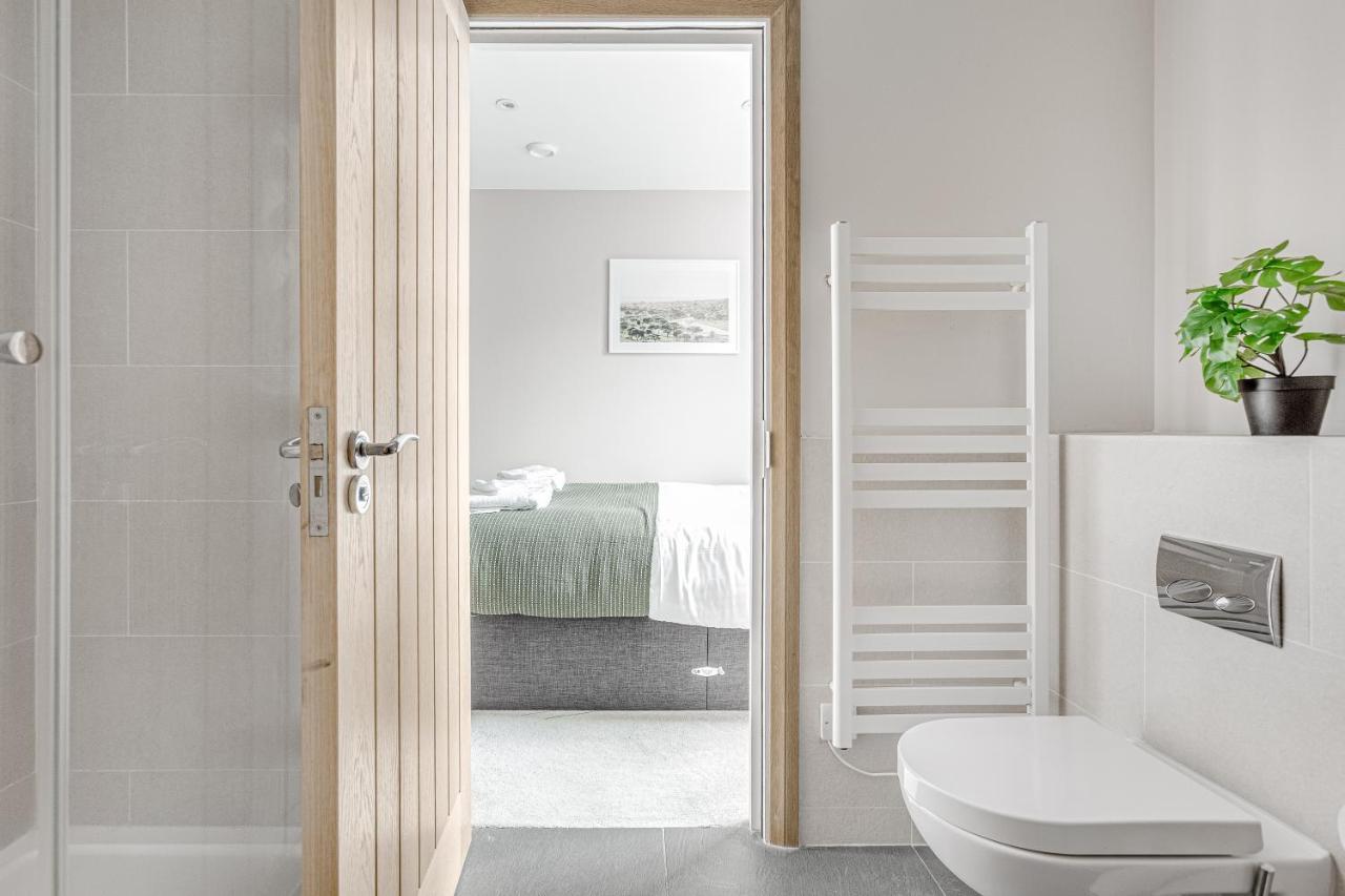 Contemporary 2 Bedroom Apt, Town Centre By Tent Serviced Apartments Chertsey Bagian luar foto