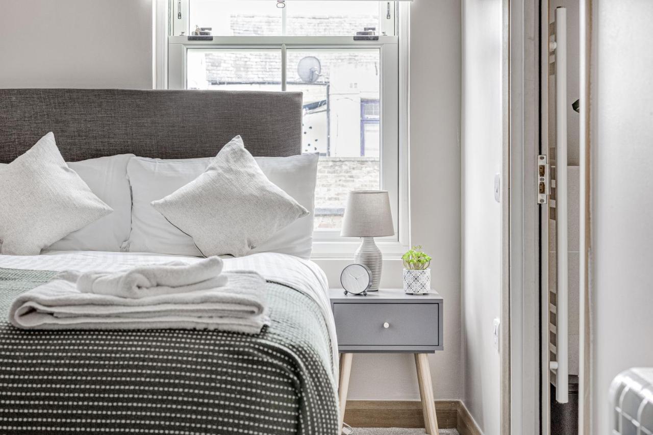 Contemporary 2 Bedroom Apt, Town Centre By Tent Serviced Apartments Chertsey Bagian luar foto