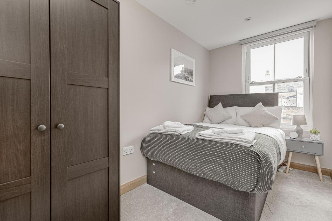 Contemporary 2 Bedroom Apt, Town Centre By Tent Serviced Apartments Chertsey Bagian luar foto