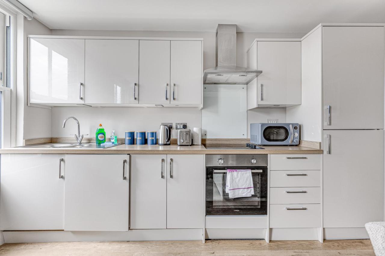 Contemporary 2 Bedroom Apt, Town Centre By Tent Serviced Apartments Chertsey Bagian luar foto
