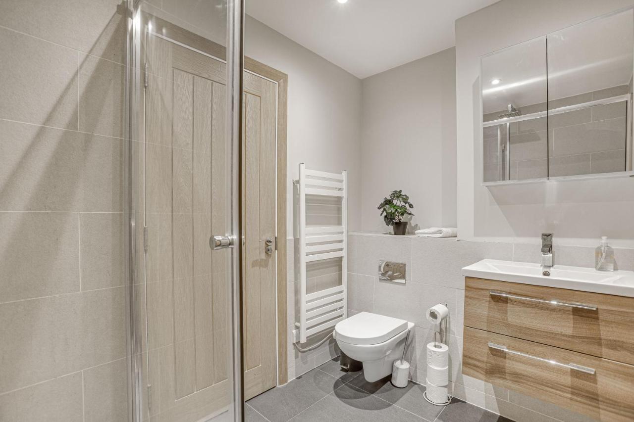 Contemporary 2 Bedroom Apt, Town Centre By Tent Serviced Apartments Chertsey Bagian luar foto